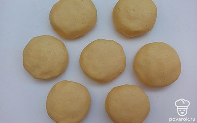 Разделите тесто на равные кусочки. Раскатайте в лепешки небольшой толщиной примерно 0,3 см. Тесто без пшеничной муки хрупкое и поэтому раскатывать тоньше не нужно.