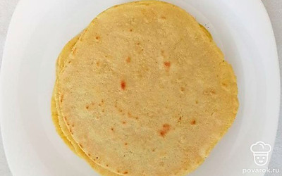 Обжарьте на сковородке до румяной корочки, примерно по 2-3 минуты с каждой стороны.