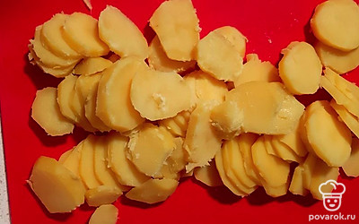 Отварить картофель и нарезать кружочками.