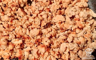 Обжарить фарш со специями. 