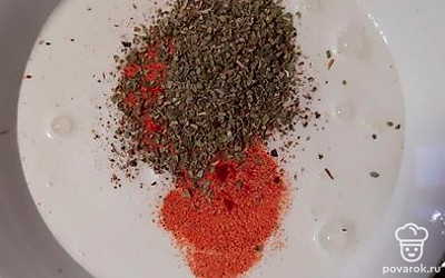 Подготовить заливку. Сливки смешать со специями. С картошкой отлично сочетается розмарин. Здесь у меня паприка сладкая и розмарин, соль и перец.