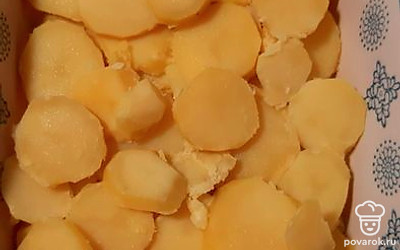 Выложить в форму картофель. Сверху разложить фарш.