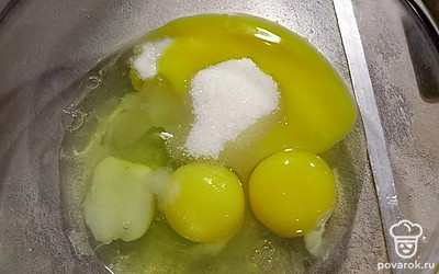 3 яйца взбить вместе с сахаром и ванилином.
