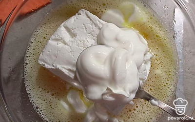 Добавить две пачки творога, 100 грамм сметаны. Все размешать.