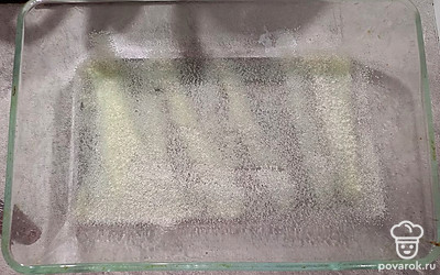 В готовую смесь всыпать манку. Форму для выпекания смазать растительным маслом и посыпать манкой.