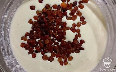 В тесто добавить изюм.