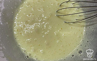Смешайте до пены яйца с сахаром.