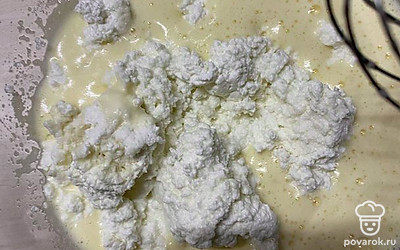 Добавьте творог и размельчите и манку, смешайте блендером.