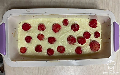 Вылейте тесто в форму для выпечки и выложите ягоды сверху. Отправьте запекаться при 180 градусах 30 минут.