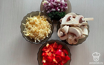 Нарежьте кубиками: очищенный от кожуры красный лук и болгарский перец избавленный от семян и ножки, а шампиньоны нарежьте небольшими кусочками, сыр натрите на крупную терку, зелень мелко порубите.
