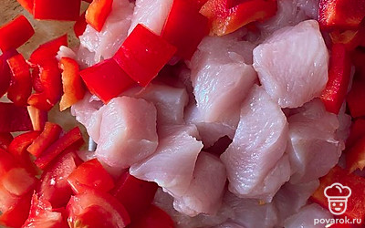 Нарезаем перец, курицу и помидоры на кубики.