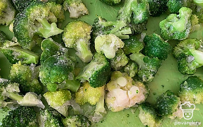 Делим на более мелкие соцветия замороженные броколли. Отрезаем большие стебли.