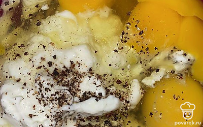 Делаем соус. Смешиваем яйца, йогурт, масло, добавляем соль и перец.