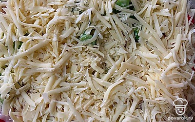 Натираем сыр, посыпаем сверху и ставим в духовку при 180 градусах на 25-30 минут.