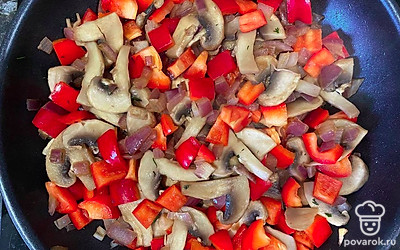 Разогрейте сковороду, налейте масло и выложите на нее грибы, лук и болгарский перец, не забывайте помешивать. Посолите овощи по вкусу, обжаривайте до готовности примерно 10 минут, потом выложите все в одну емкость.