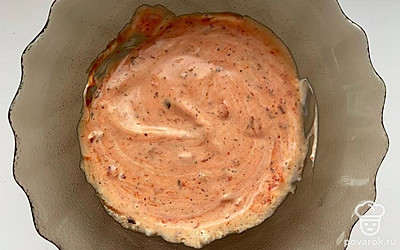 Пока обжариваете овощи, приготовьте соус, в одну емкость добавьте кетчуп, майонез и черный перец, все это хорошо перемешайте.