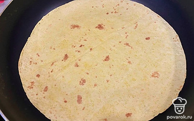 На уже разогретой сковороде, обжарьте лепешку на медленном огне, с одной стороны 1,5 минуты, после чего переверните и обжарьте с другой стороны 1,5 минуты. Тот же процесс повторить со второй лепешкой.