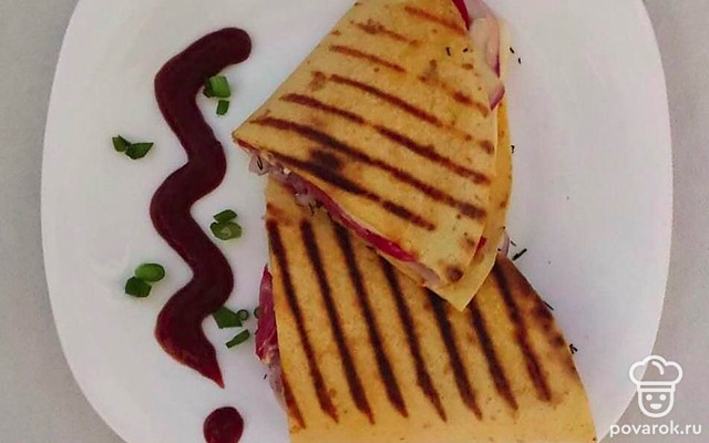 Аппетитная тортилья с сыром на гриле — Рецепт с фото