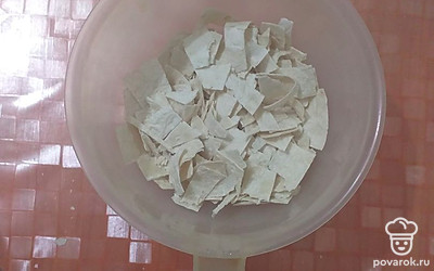 Лаваш нарезать небольшими кусочками, можно использовать сухой.