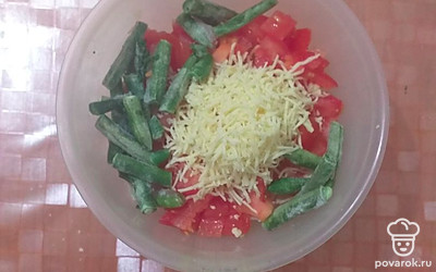 Помидор нашинковать, натереть сыр. Выложить стручковую фасоль.