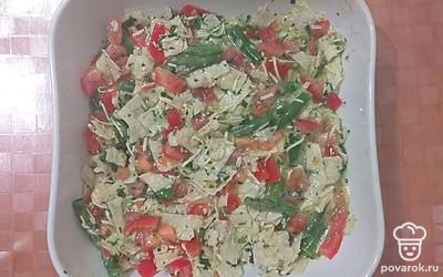 Добавить яйца, зелень. Все тщательно перемешать, посолить, выложить в форму для запекания, сверху присыпать кунжутом. Запекать в духовке при температуре 180 градусов 20 минут.