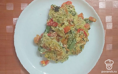 Готовую запеканку разложить по тарелкам. Подавать к столу теплой.