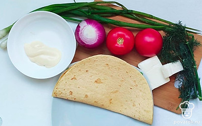 Помойте помидоры и зелень под проточной водой, очистите лук от шелухи.