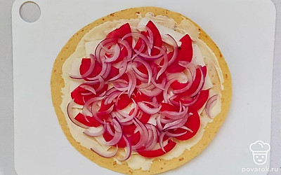 Смажьте тортилью майонезом, выложите плавленый сыр, помидоры и лук, посолите.