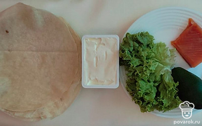 Приготовьте листья лаваша, плавленый сыр и необходимые столовые приборы.