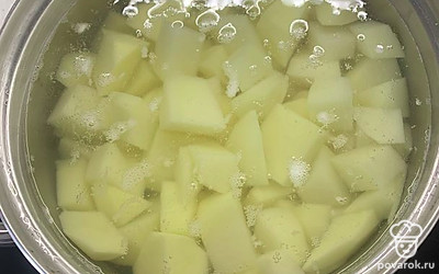 Сварите картофель до полуготового состояния. 