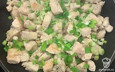 Обжарьте мясо на сковороде с зеленью по желанию.