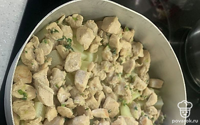 Поместите ингредиенты в тару, добавив сливки. 