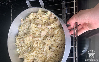 Добавьте тертый мягкий сыр и отправьте в духовку при 180 градусах на 20 минут.