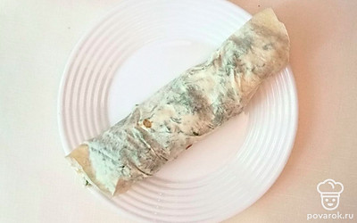 Порежьте авокадо также, как и рыбу, и посыпьте сверху. Затем аккуратно заверните тортилью в форме рулета, при желании нарежьте на порционные куски.