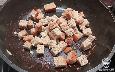 Обжарить хлеб на масле.