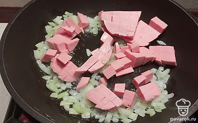 Обжарить лук и колбасу.