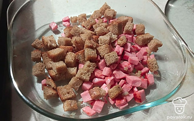 Выложить хлеб и колбасу на противень для запекания.