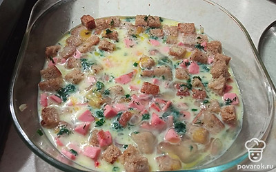 Залить взбитыми яйцами с молоком.