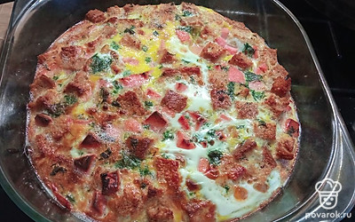 Готовую страту подавать порционно. Украсить зеленью.