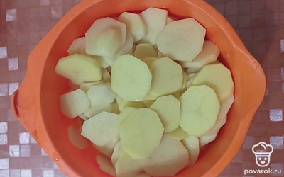 Картофель почистить, порезать небольшими кружочками.