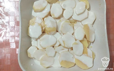 Форму для запекания смазать растительным маслом. Выложить картофель. Посолить, залить сметаной, разведенной с водой.