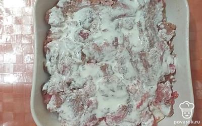 Выложить слой фарша, смазать его сметаной.