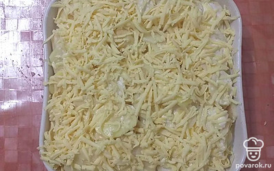 На фарш разложить слой картофеля. Посыпать сверху тертым сыром. Запекать в духовке при температуре 180 градусов 40-50 минут.
