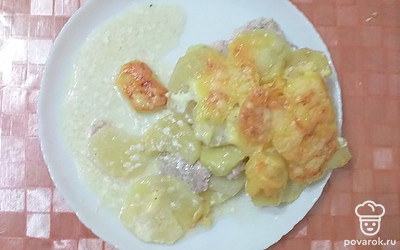 Готовую запеканку разложить по тарелкам, подавать к столу горячей.