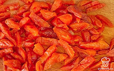 Курагу мелко нарежьте.