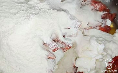 Для основы запеканки смешайте все ингредиенты: творог, яйца, курагу, муку и сахар.