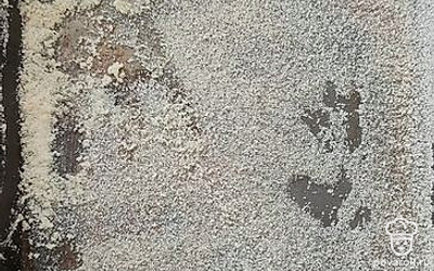 Противень смажьте растительным маслом, а затем присыпьте манной крупой (чтобы наша запеканка легко отходила от дна формы).