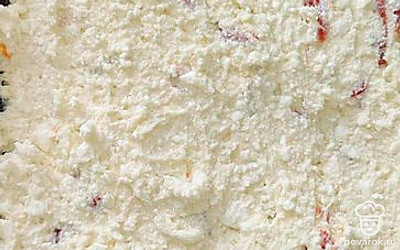 Творожную массу выкладываем на противень и отправляем в разогретую до 180 градусов духовку на 30 минут до золотистой корочки.