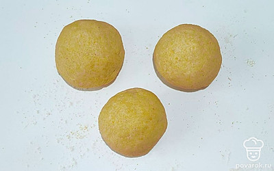 В одной таре смешайте просеянную пшеничную и кукурузную муку, добавьте соль, сливочное масло, немного воды и вымесите тесто. Готовое тесто разделите на 3 части.