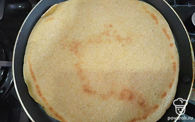 Раскатайте и обжарьте на сухой сковороде каждую лепешку, не более 2 двух с каждой стороны, на среднем огне. Смажьте лепешки оливковым маслом, чтобы они не были слишком суховатыми.